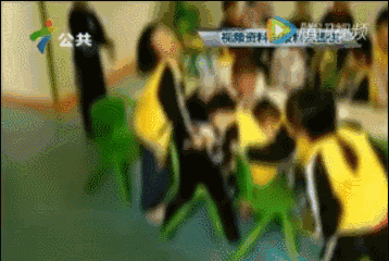 1 5岁女童被按住脱裤 从报料人提供的视频截图可以看到,这名女童被