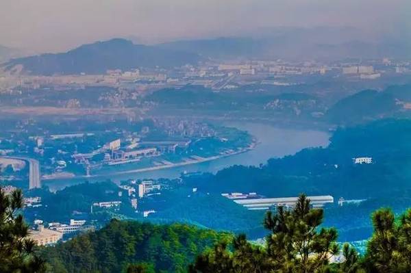 白云山海拔386米,是梧州市最高山峰.登亭远眺,无限风光尽收眼底.