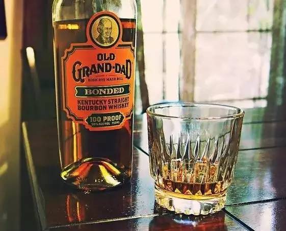 来来来!喝了这瓶波本酒,读一段美国另类文化史