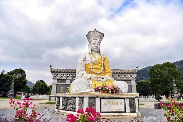 进了景区厦门,迎面是一尊"三平祖师公"的汉白玉坐像.