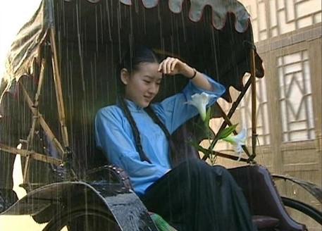 如同所有电视剧的套路一般,男主角对女主角展开了疯狂的追求.