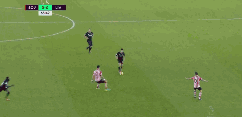 gif-菲尔米诺吐饼,利物浦浪费破门良机