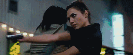 ▼ 化身神奇女侠威猛无比 穿风衣戴礼帽风情万种 ▼ 真正被中国人所