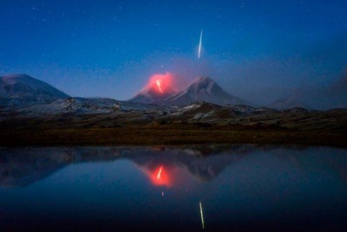 绝美奇景一瞬间 火山,流星与倒影同入镜