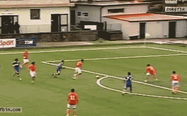 大风天,踢足球或是这样的 ▼▼▼