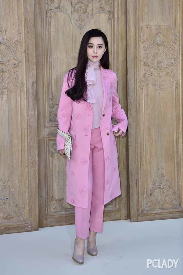 范冰冰 参加valentino在巴黎的2017春夏大秀时也是粉色大衣加身,并且