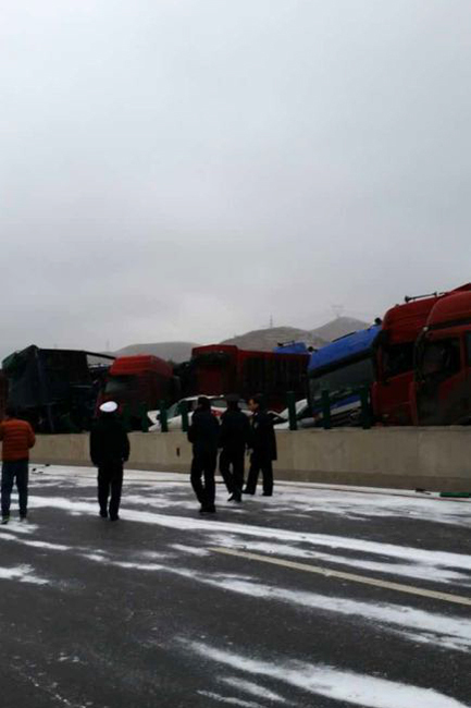 山西京昆高速发生特大交通事故 4人当场死亡