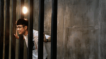 妇女的样子就在菜市场里,已经完全融入了那个环境,不仔细看根本找不到