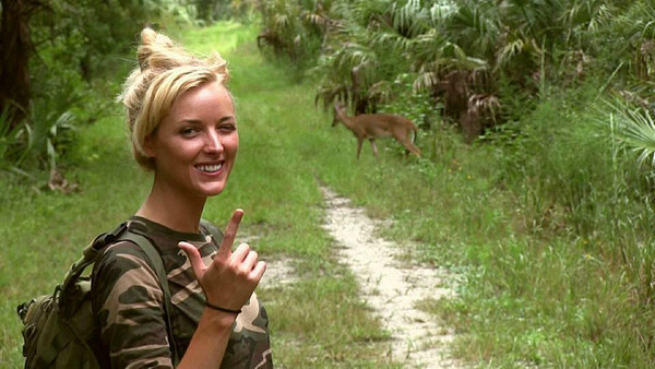 美国大妞坐拥军火库没人敢娶 第一次拿枪才8岁