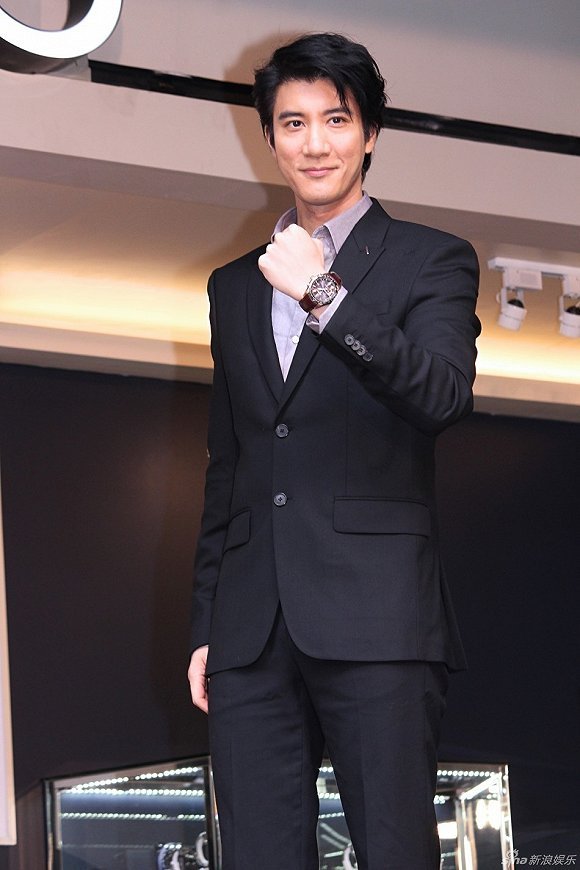 王力宏挺同性婚姻,戚薇拍戏受伤