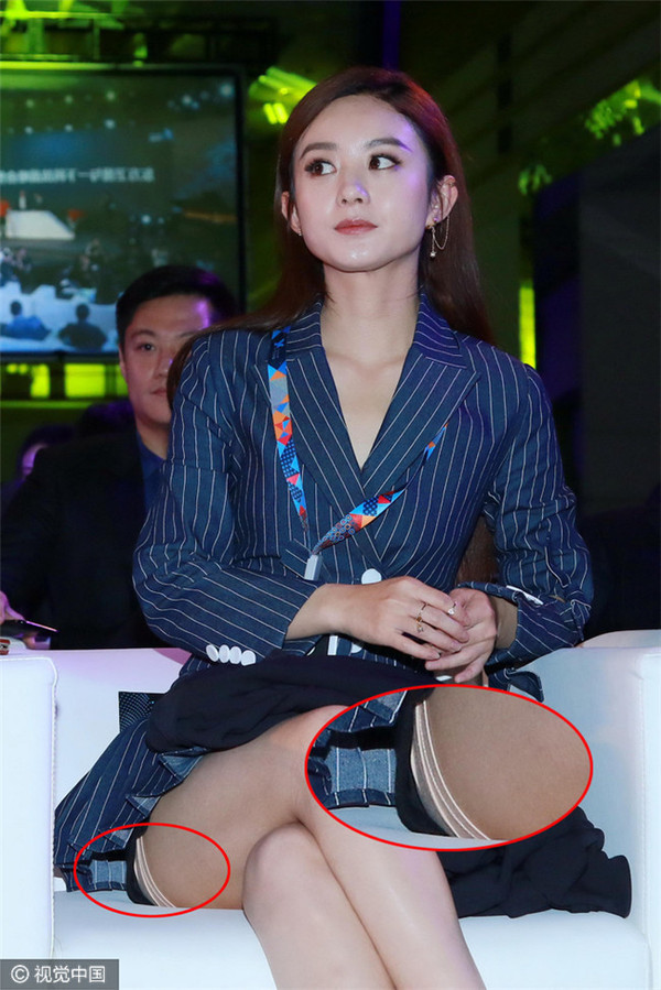 赵丽颖亮相身某公司发布会,她身穿套装秀美腿,不时与高层热聊,虽然用