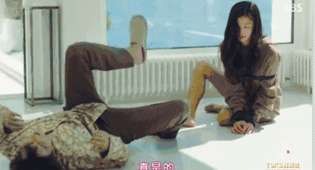 在周围火把暖黄色的微光的映照下,即使被困于池塘中, 眼神无辜又无助