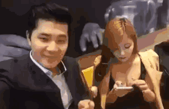 姑娘,虽然现在很热,但不能随便撩衣服呐