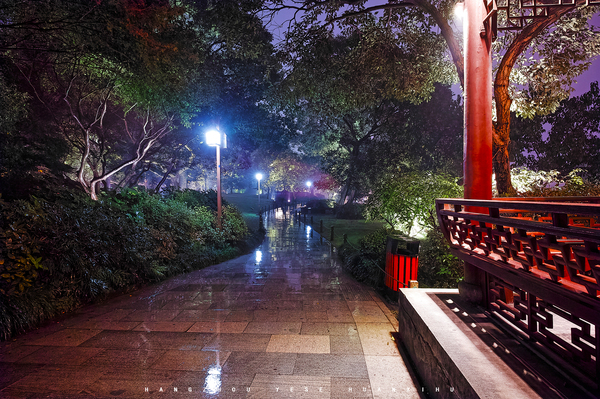 图为杭州西湖夜景,北山路附近