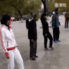 搞笑gif:好魔性,不自觉的跟着跳了起来