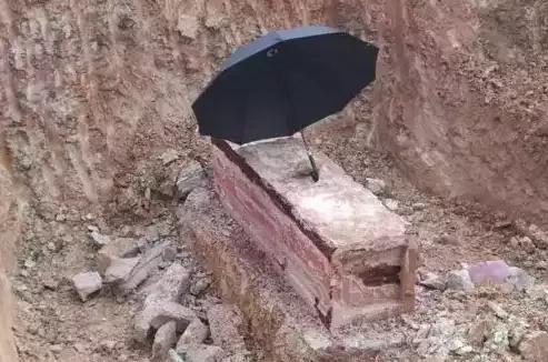 这就是在工地挖到的棺材,棺材外层是石灰构造.