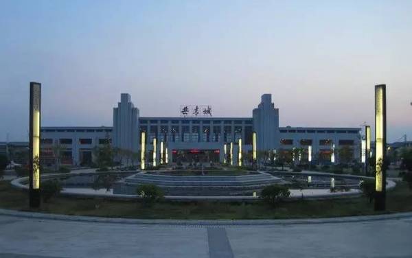 1996年京九铁路开通,共青城站由原南浔铁路的江益车站(始建于1917年)