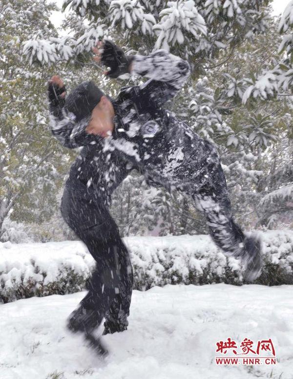 不畏严寒 洛阳特警在大雪中进行警务技能训练