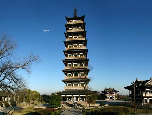 大明寺,在江苏的扬州,可以看看这里的建筑,当然里面佛教的文化和精神