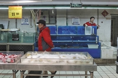 多家超市生鲜区活鱼下架,水产市场商铺仍在正常售卖