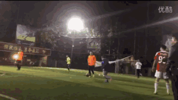 是爱踢球的人 人称【神话双煞】 韩红在微博里也不忘表达对足球的热爱