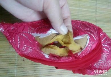 是不是受到惊吓了?没想到穿久了的内衣里面这么脏吧!