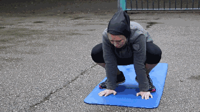 虽然这个高抬腿, 看起来有点像是跳大神, 但是没有人笑话她, 因为她