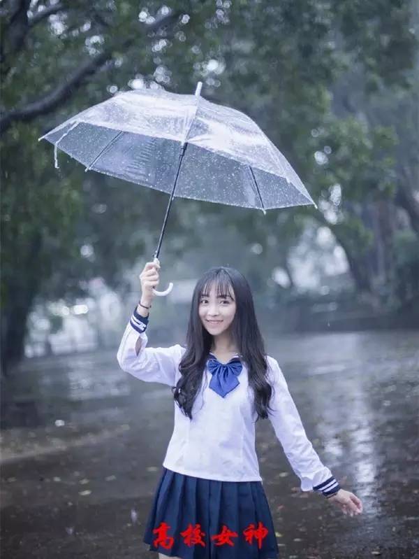 女神穿校服的时候也很好看,清纯脱俗亭亭玉立.
