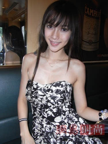 2003年baby以模特身份出道,在香港和日本发展了好几年,在嫩模中人气不