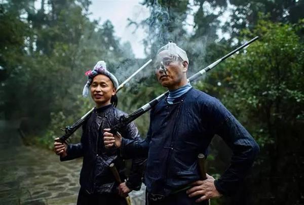 "男神"的形象, 每天穿着亮甲布衣, 身佩腰刀,肩扛火枪