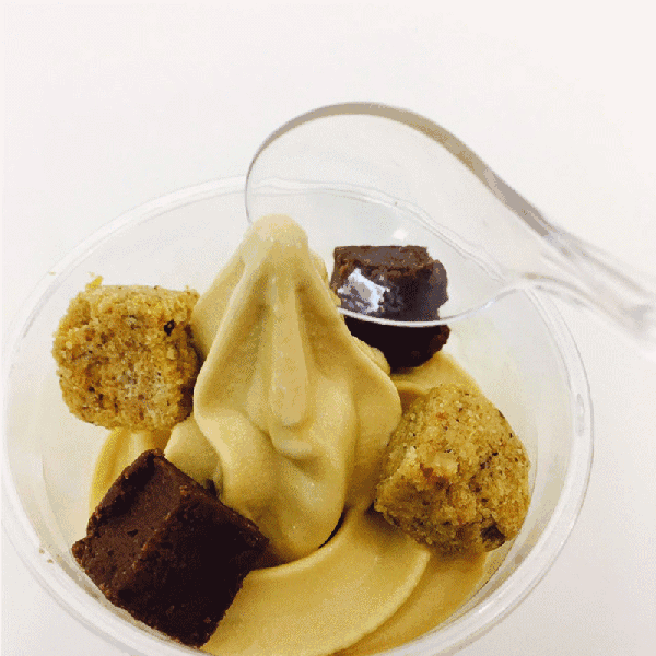 人家都说焦糖是罗马假日热恋般的味道,再配上酥软的马卡龙,绝对是甜如