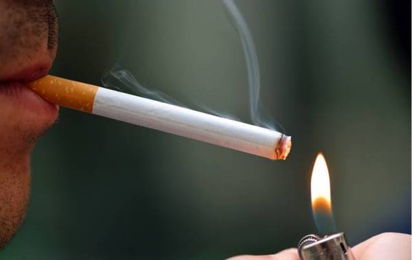 吸烟经济总量_吸烟的肺