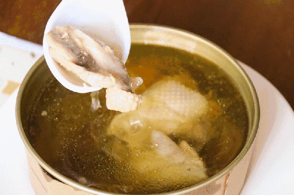 开起:放弃百万年薪去养土鸡的他,开起了鸡汤铺子