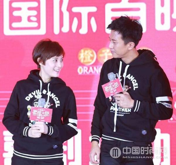 孙俪与邓超的恩爱表现还不仅如此,在之前的《恶棍天使》首映上,两人更