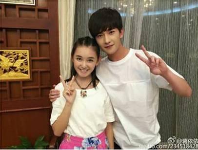 杨洋拍摄《旋风少女》时期,与演员蒋依依合影,蒋依依的脸被关八打码后