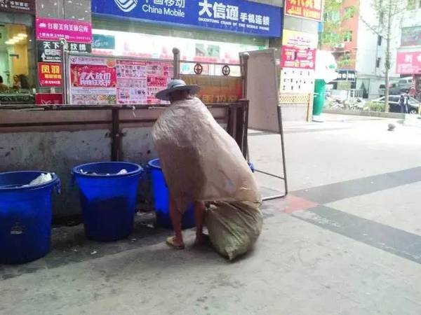 捡垃圾到底能挣多少钱?看完让你大吃一惊!