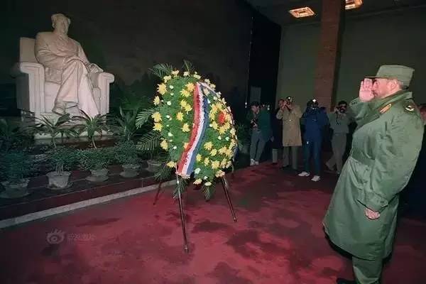 1995年12月2日,北京,菲德尔·卡斯特罗参观毛主席纪念堂,向毛泽东的雕像献上花圈。图片来源网络