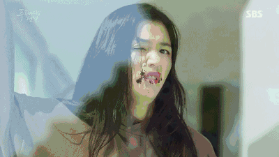 (一波动图来袭,全智贤呆萌痴傻般的人鱼表演几乎承包了全剧所有的笑点