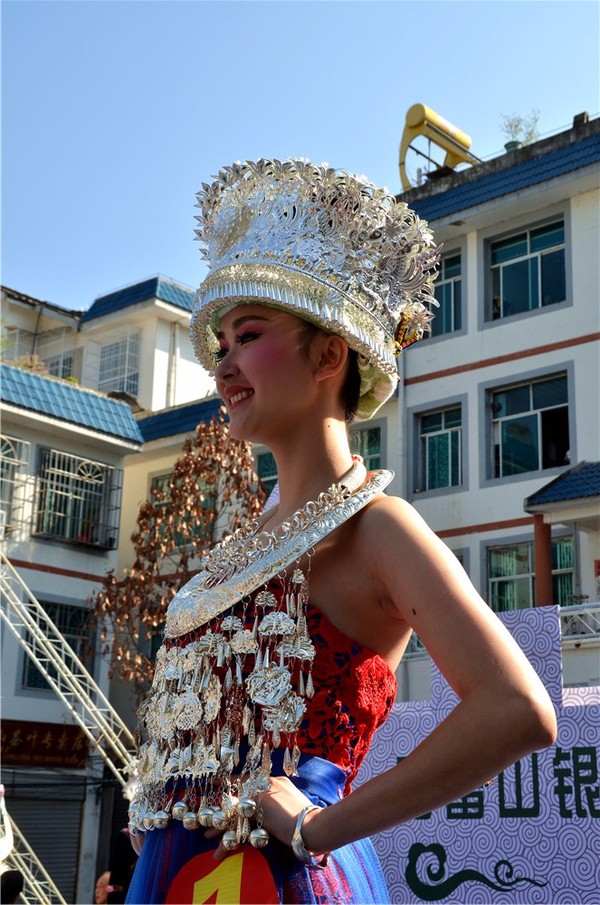 苗族服饰迷人眼,超短裙鼻祖在苗家