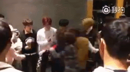 在视频中,李世英,安英美等节目的固定女嘉宾带头向b1a4问好,然后!