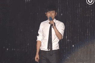 阿拉蕾去看张杰的演唱会啦!还问了杰哥唱歌为什么不跑调.