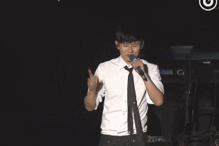 阿拉蕾去看张杰的演唱会啦!还问了杰哥唱歌为什么不跑调.