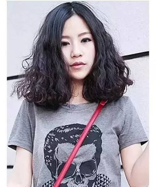 中短烫发女生怎么穿搭_中长发烫发图片