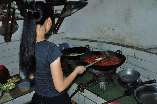 乡下猪肝钓表妹,新鲜的龙虾做饵,频频上钩奶油法斗是什么图片