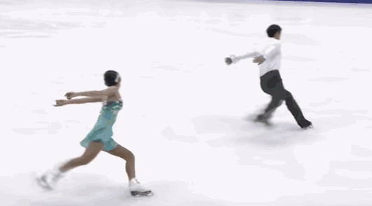 中国双人滑组主教练赵宏博曾表示,新赛季的成绩证明了当初的拆分重组