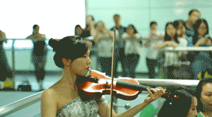 悠长的小提琴演奏声响起,就像来自远古的回旋