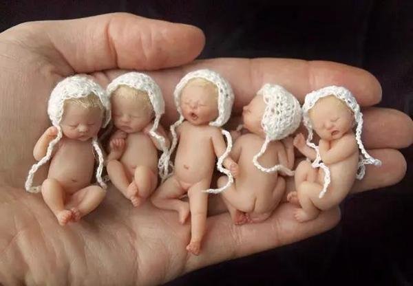 作品中最小的婴儿雕塑只有6.5cm,最大的也就10.