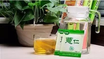 赤小豆,薏仁,芡实,马齿苋,淡竹叶,绿茶等制成的袋泡槐米薏仁茶泡水图片