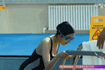 杨幂身材好到穿泳衣上热搜第一!