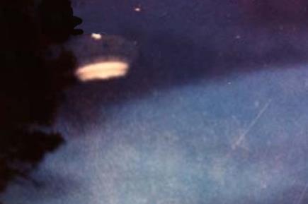 ufo现身美海军上空 a4ts092705193465334.jpg